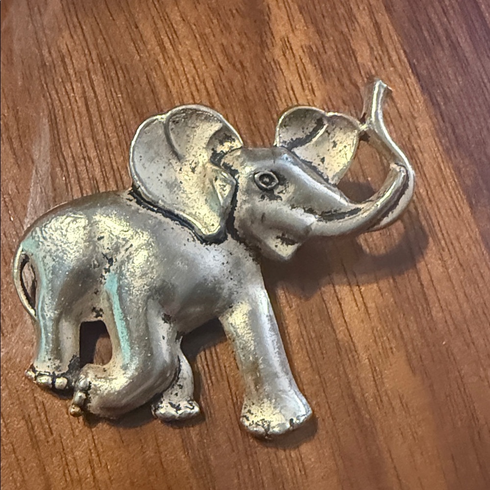 VTG lucky trunks up elephant gold tone brooch pin 2x2”